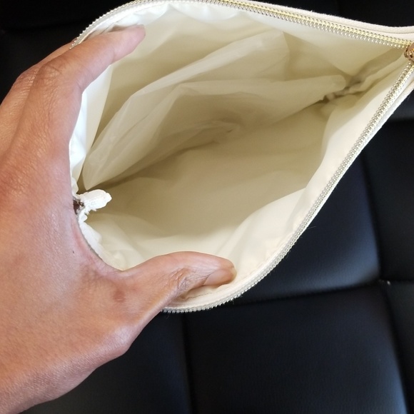 5 for $25 Red lips cosmetic bag - Picture 3 of 3